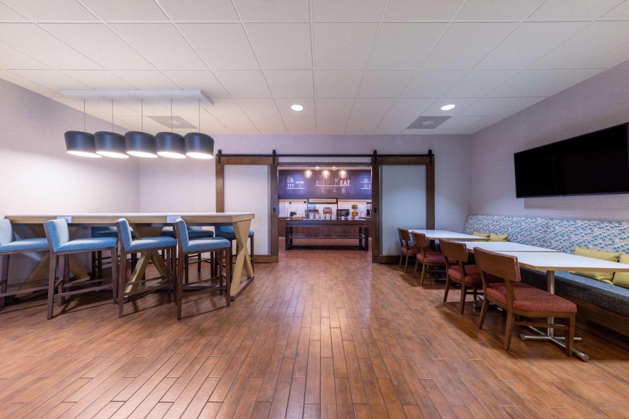 Hampton Inn Сент-Роберт Экстерьер фото